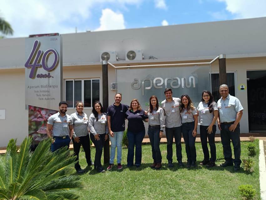 Grupo de pessoas em pé na grama
Descrição gerada automaticamente
